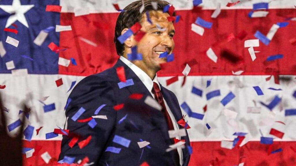 Hombre sonriente con confeti y bandera estadounidense