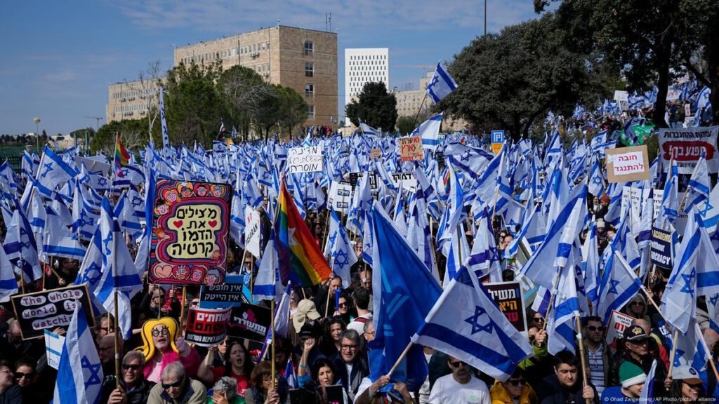 Manifestación multitudinaria con banderas de Israel