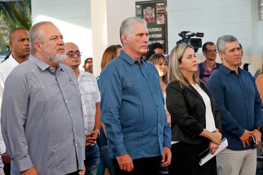 Grupo de adultos escuchando atentamente en un evento