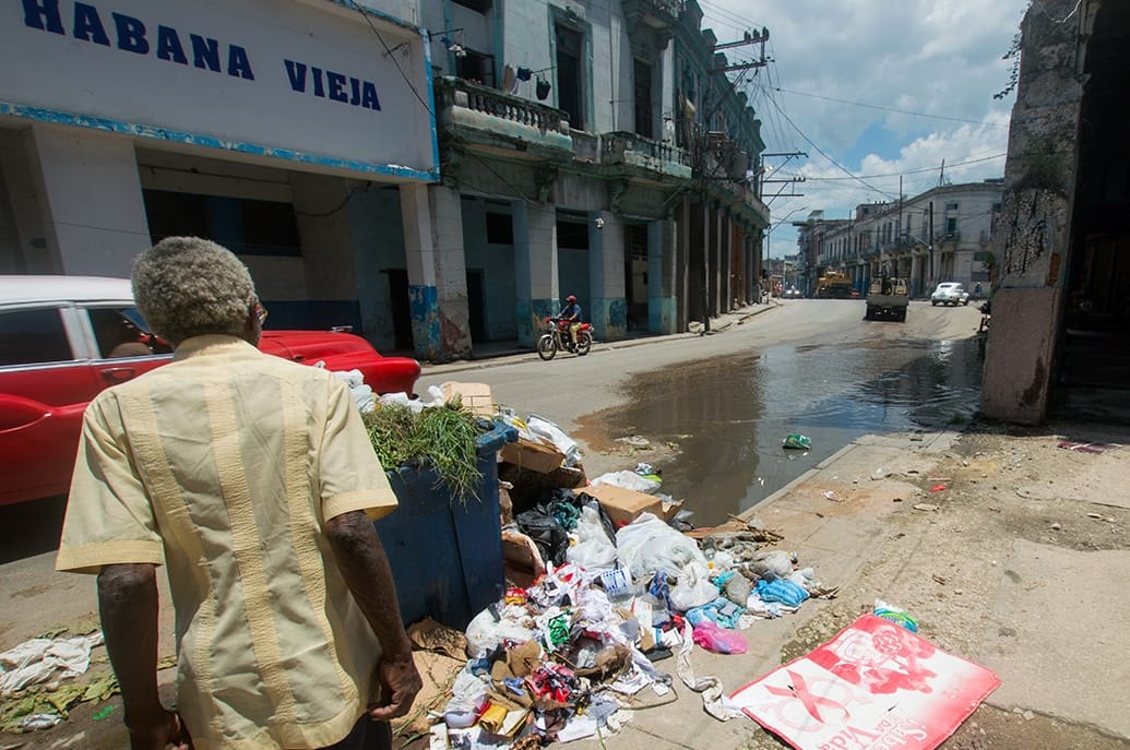 Calle inundada con basura en La Habana Vieja