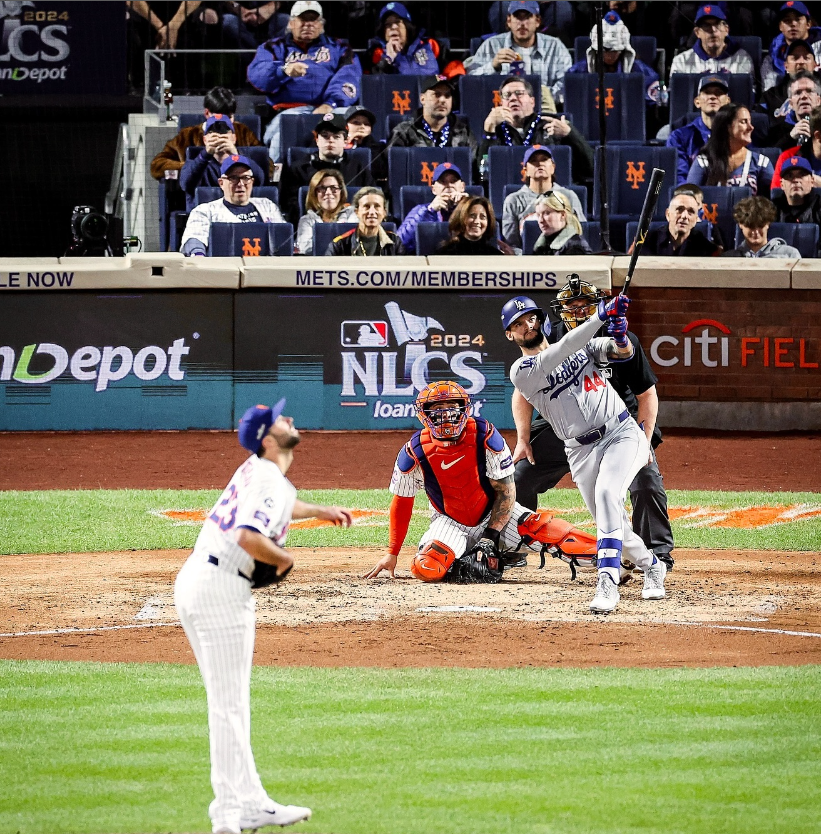 Jugador de béisbol golpeando fuerte la pelota