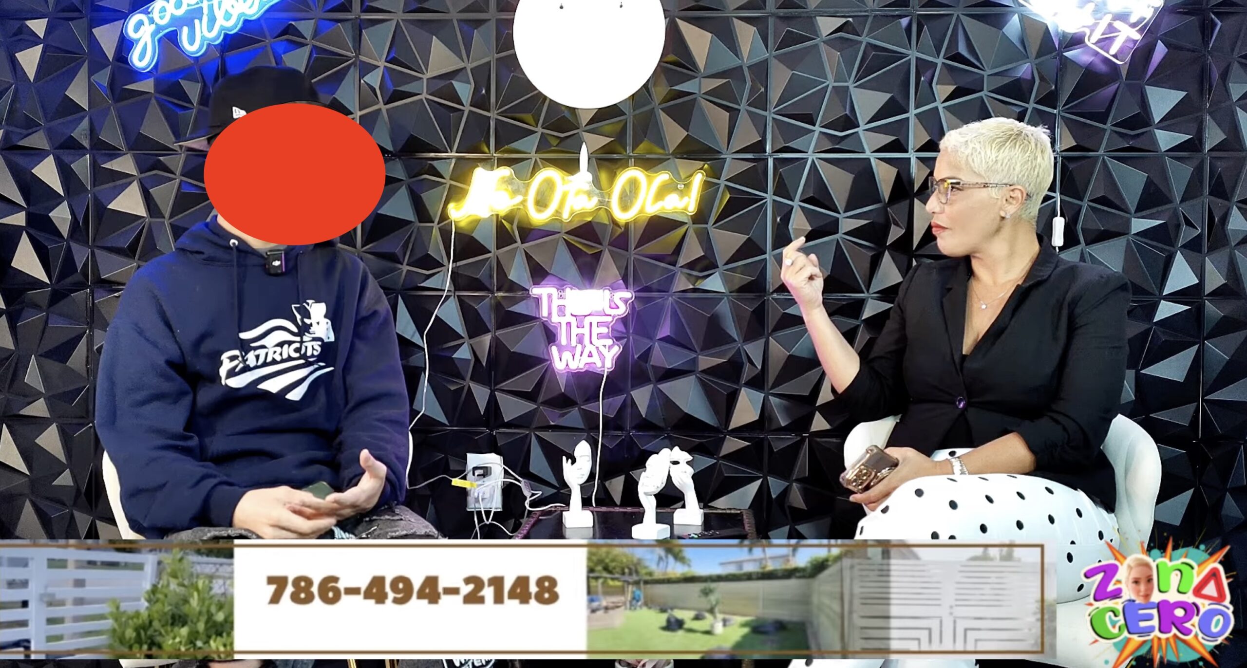 Dos personas conversando en estudio moderno