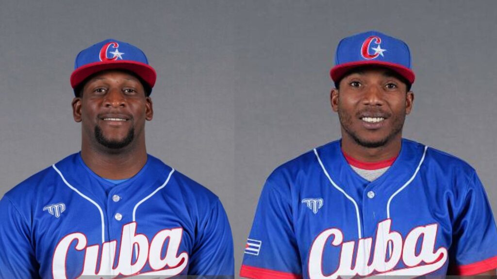 Dos jugadores de béisbol cubanos con uniforme azul