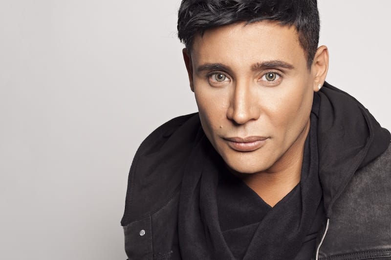 Hombre con bufanda negra y mirada intensa