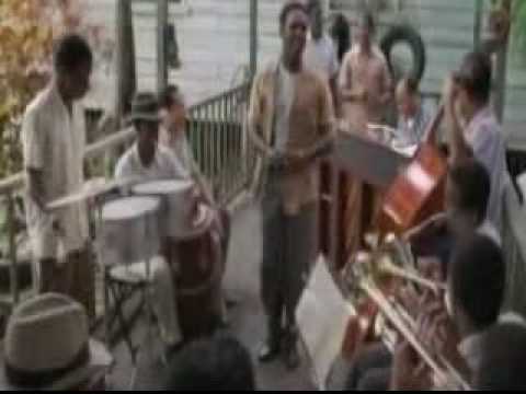 Grupo musical tocando en una terraza