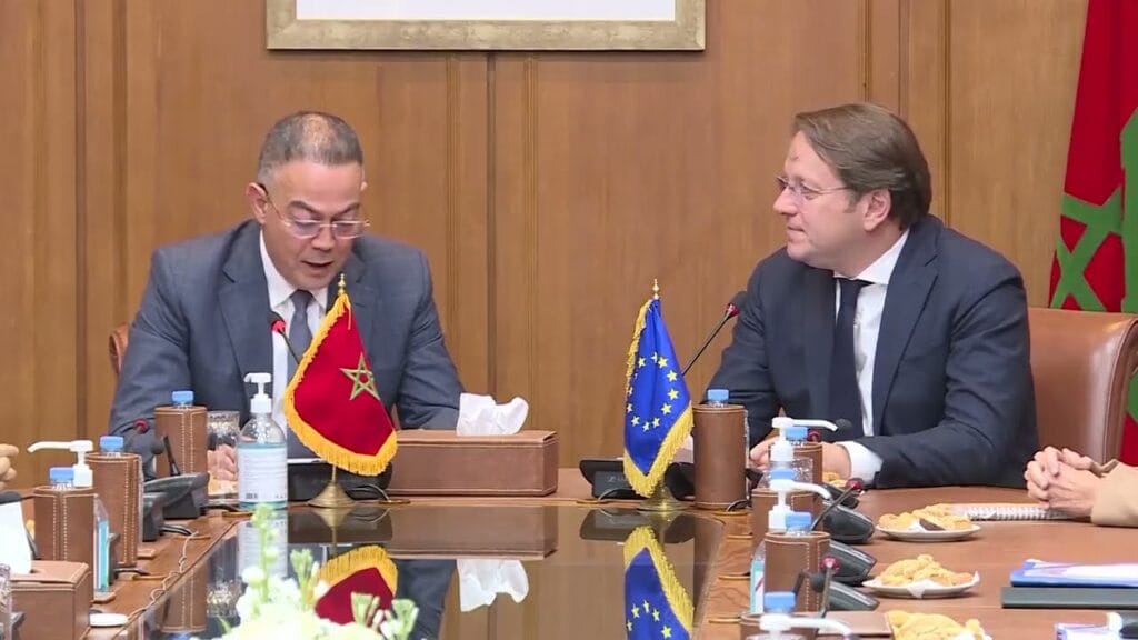 Dos diplomáticos en reunión con banderas de Marruecos y UE