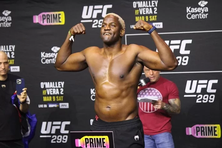 Luchador feliz celebra en pesaje UFC