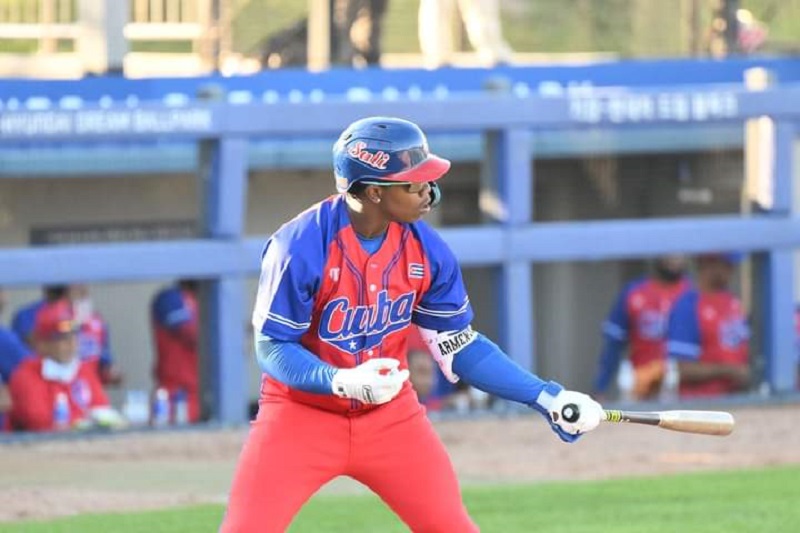 Jugador de béisbol preparado para batear