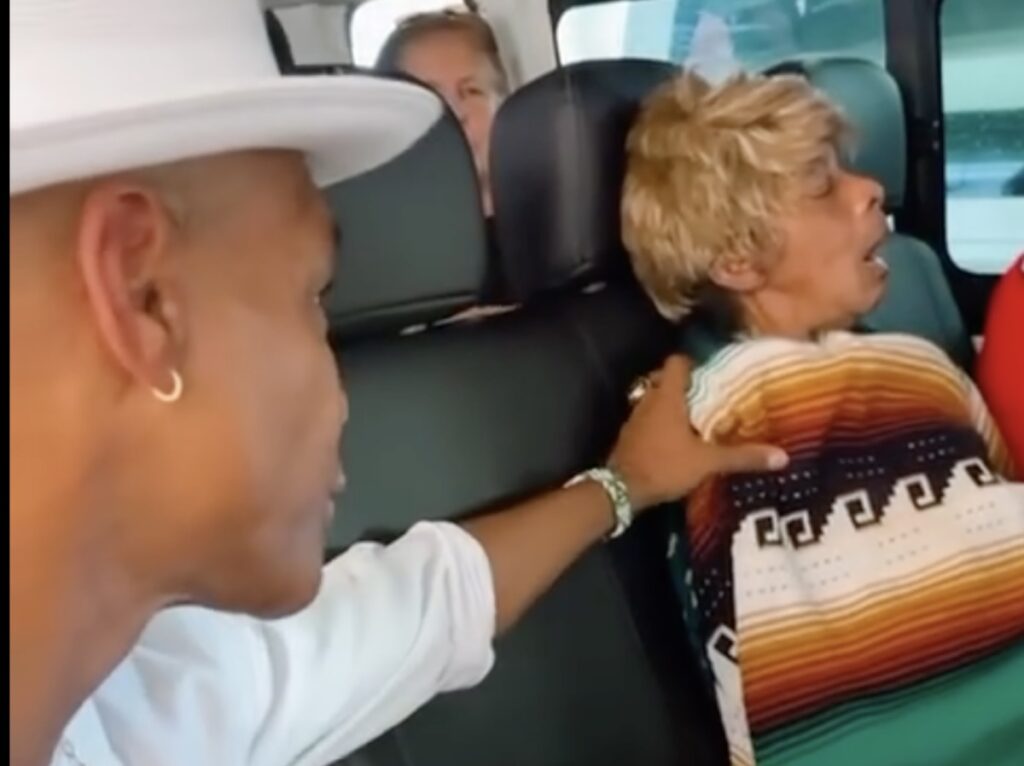 Gente riendo en asiento trasero de coche