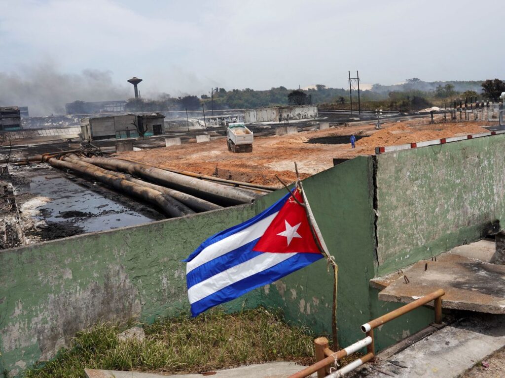 Bandera cubana ondea en zona industrial devastada