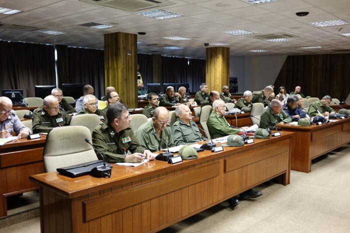 Militares reunidos en sala de conferencias