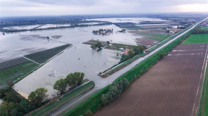 Vista aérea de inundación en campos agrícolas