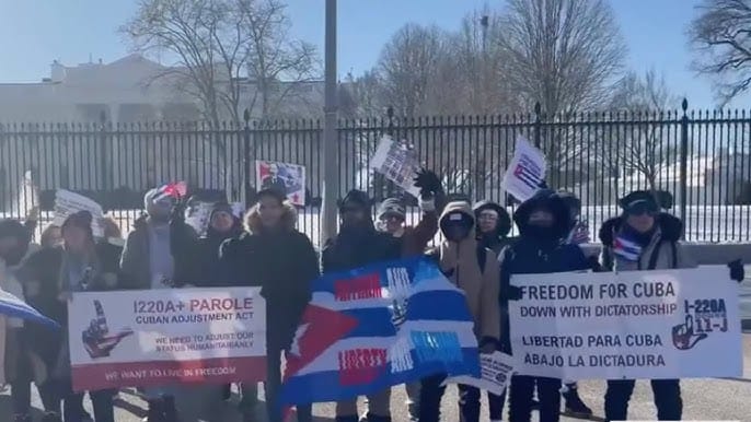 Manifestantes con carteles pidiendo libertad para Cuba