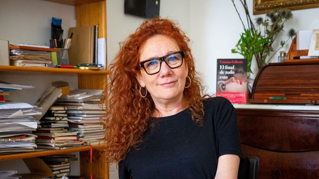 Mujer pelirroja en oficina con libros y plantas