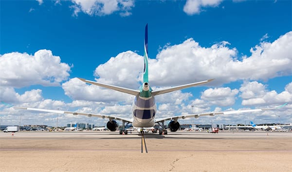Avión listo en pista bajo cielo nublado