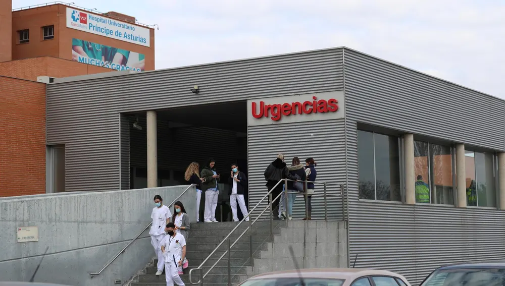 Entrada de Urgencias en hospital con personal médico