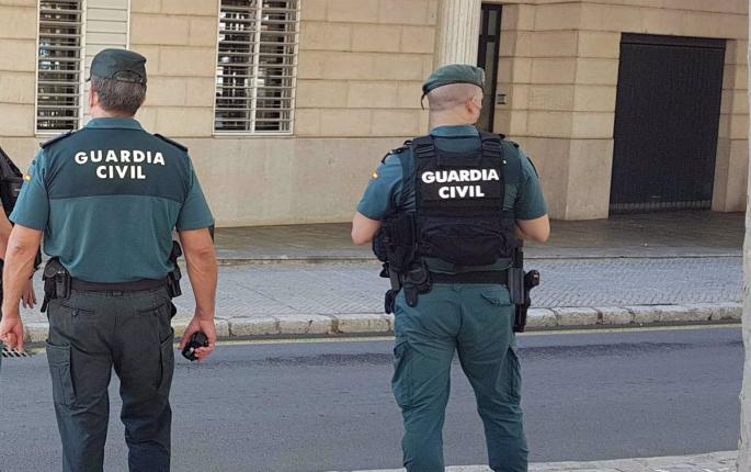 Dos agentes de la Guardia Civil patrullando.