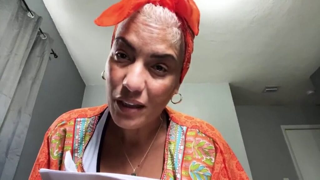 Clara Cabrera / Mujer con pañuelo naranja hablando a cámara