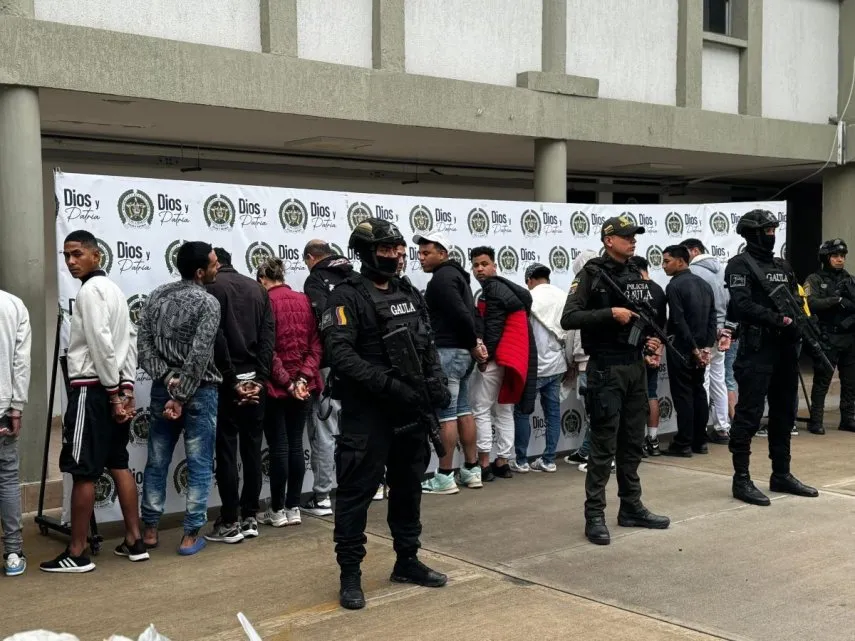 Policía supervisa fila de personas en evento