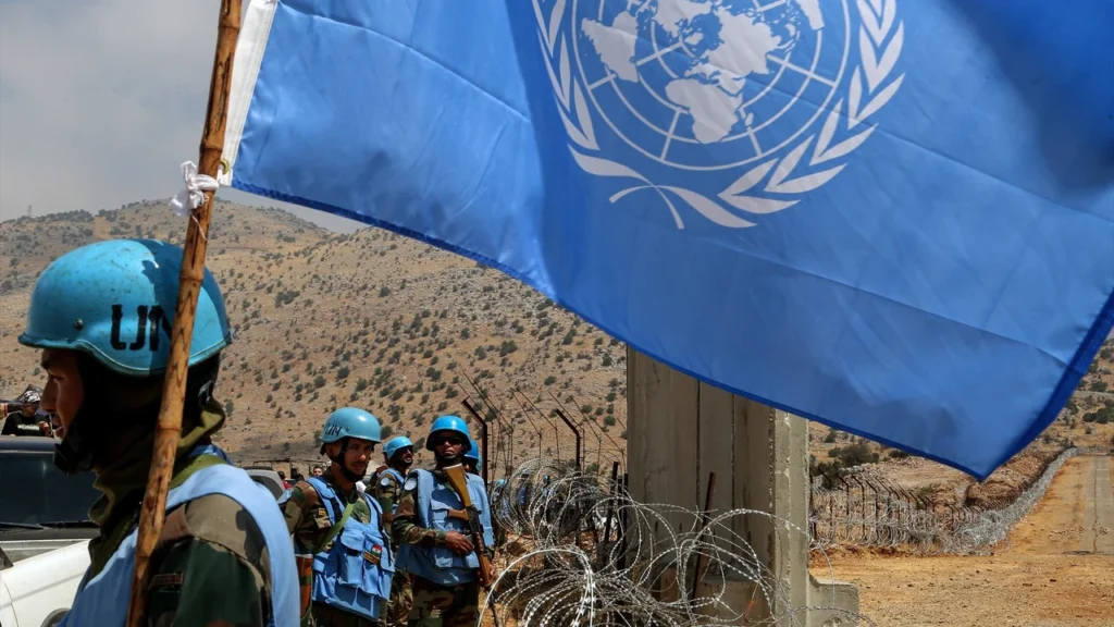 Cascos azules de la ONU patrullando zona montañosa