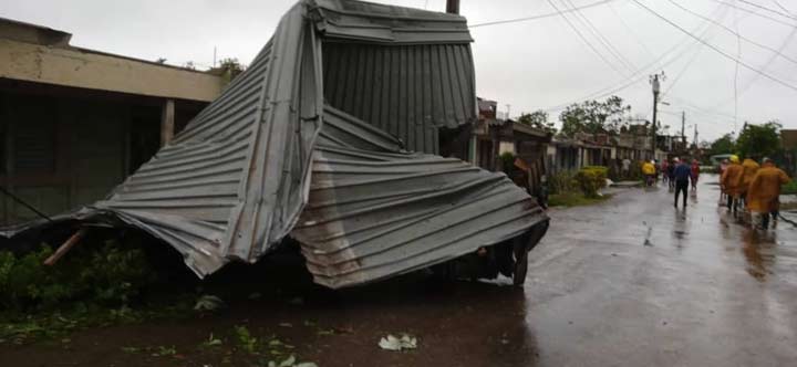 Cubierta metálica retorcida por tormenta en calle