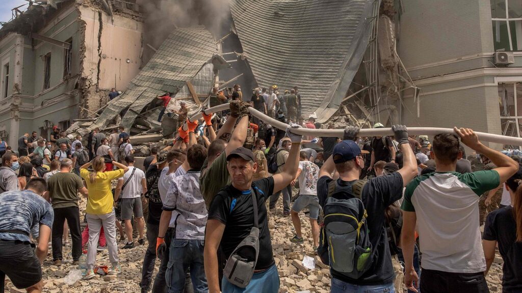 Ciudadanos colaborando en rescate tras derrumbe de edificio
