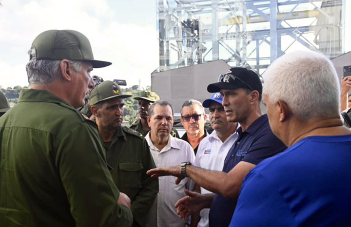 Grupo de hombres discutiendo en una zona industrial