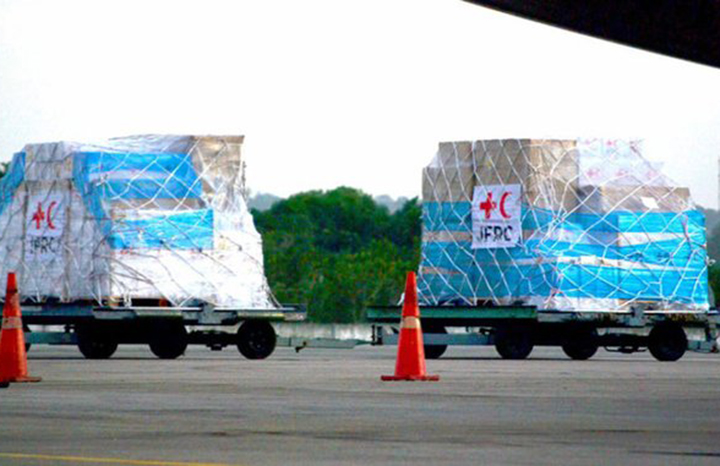 Cajas con suministros Cruz Roja en pista aeropuerto