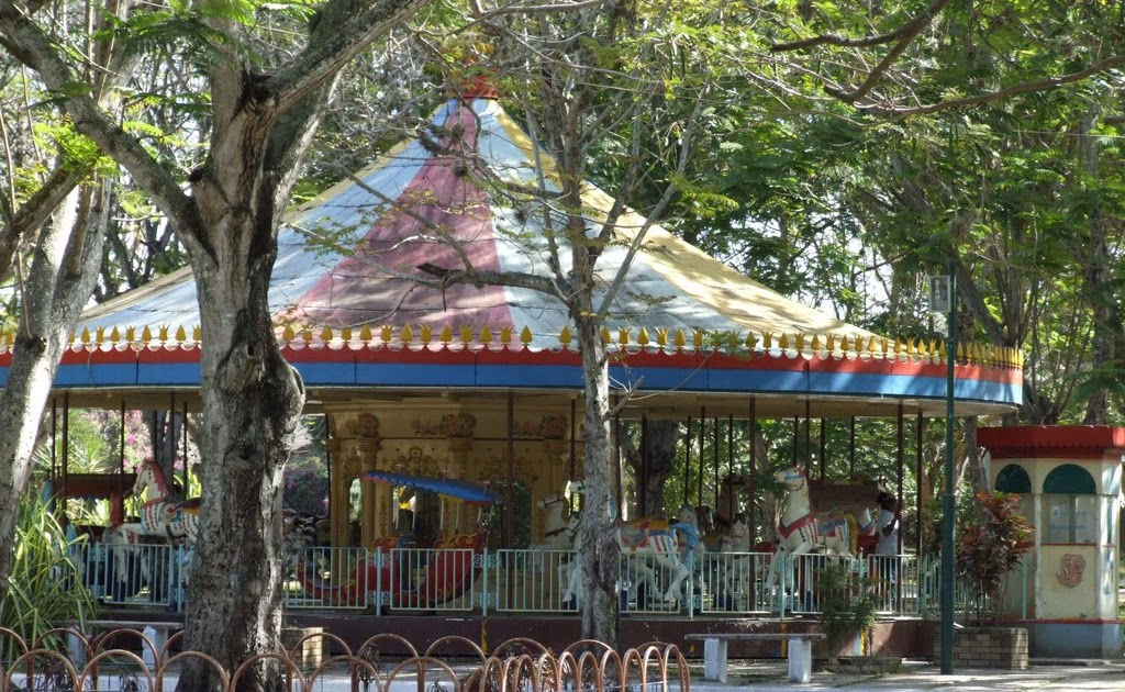 Tiovivo antiguo en parque arbolado