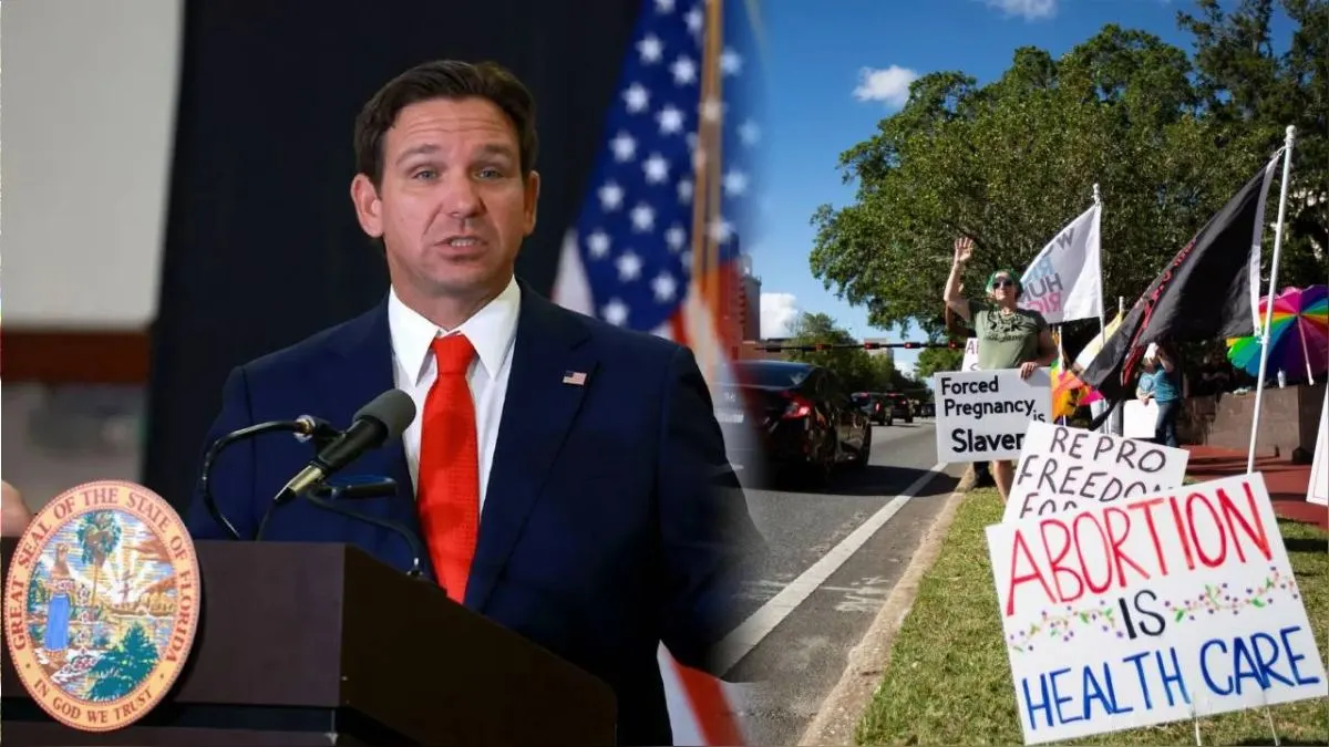 Hombre hablando en podio, manifestantes con pancartas