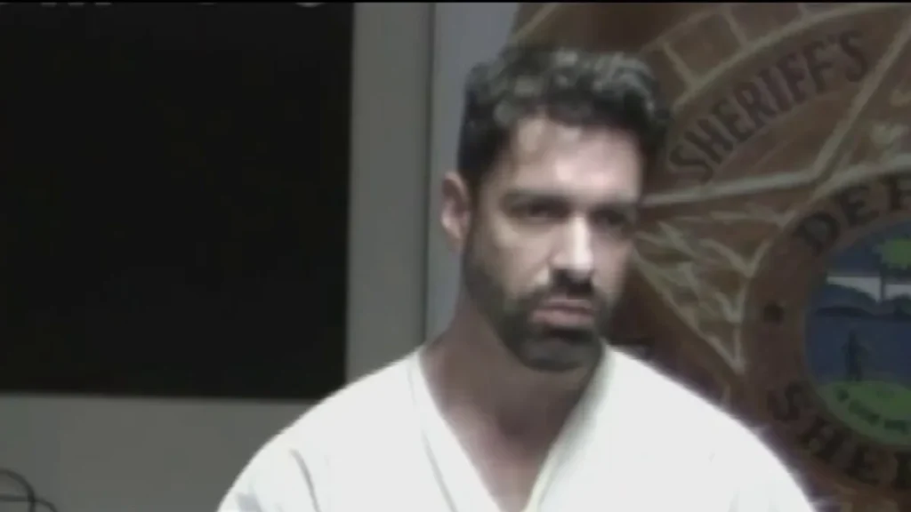 Hombre frente a logo de Sheriff's Department