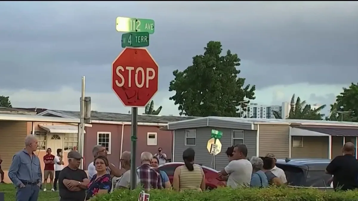 Personas reunidas cerca de señal de stop