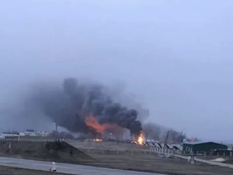 Gran incendio y humo negro en zona industrial