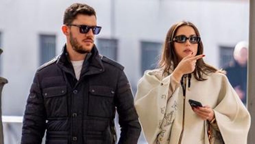 Pareja joven caminando vestida de invierno