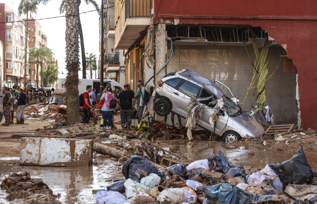 Desastre urbano con coche destrozado y escombros