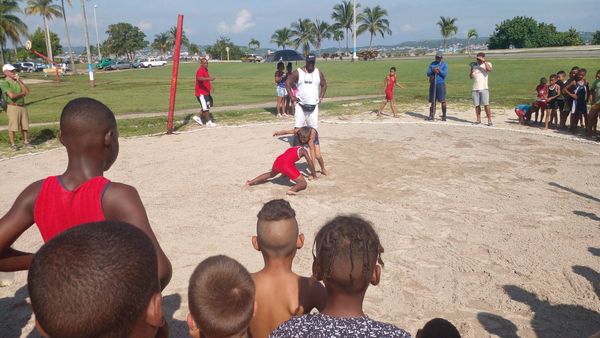 Niños observando juego de béisbol en parque