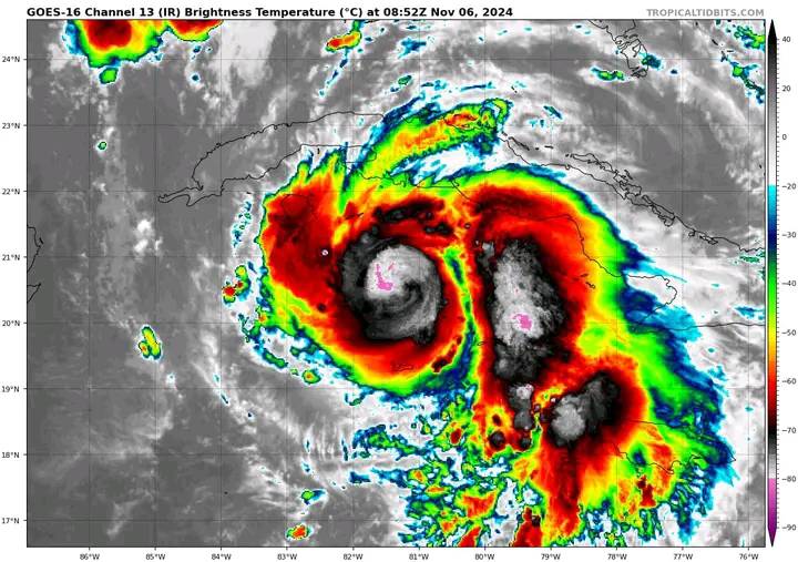 Imagen satelital de dos huracanes en el Atlántico