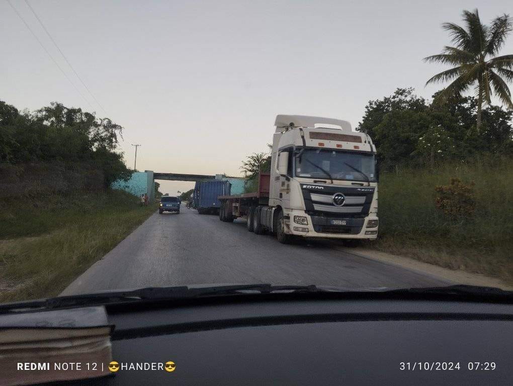 Camiones transitando por carretera rural al amanecer