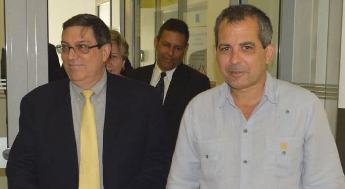 Dos hombres caminando por pasillo de oficina