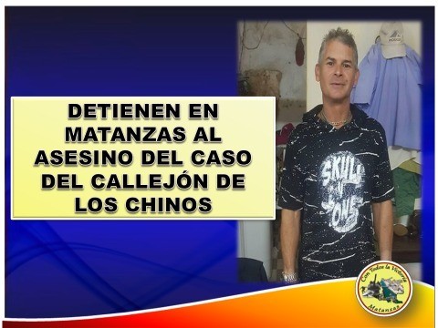 Hombre en noticia de arresto, texto sobre imagen