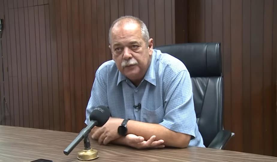 Hombre mayor hablando en conferencia de prensa