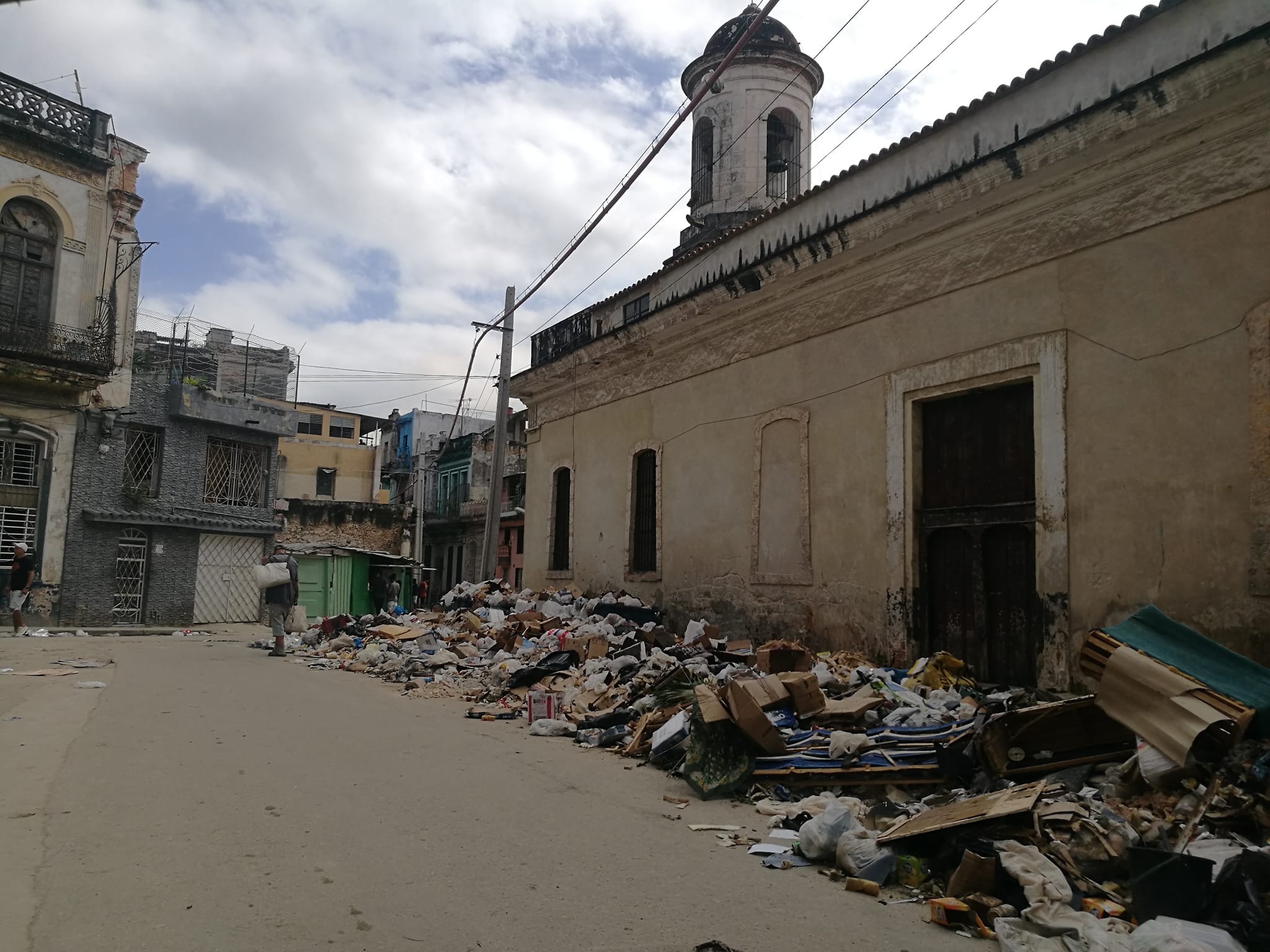 Calle con basura y edificios deteriorados