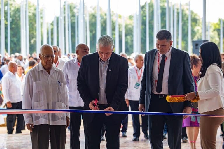 Personas en evento cortando cinta inaugural