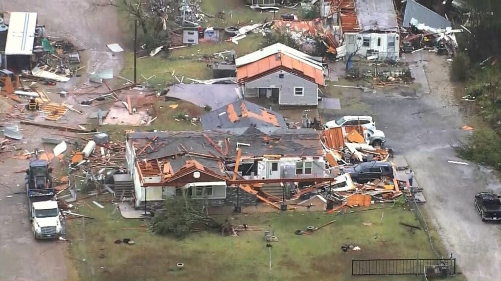 Vista aérea de devastación tras tornado en barrio residencial