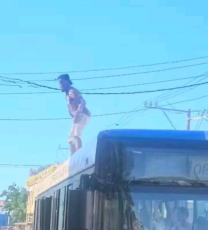 Persona bailando sobre autobús en movimiento