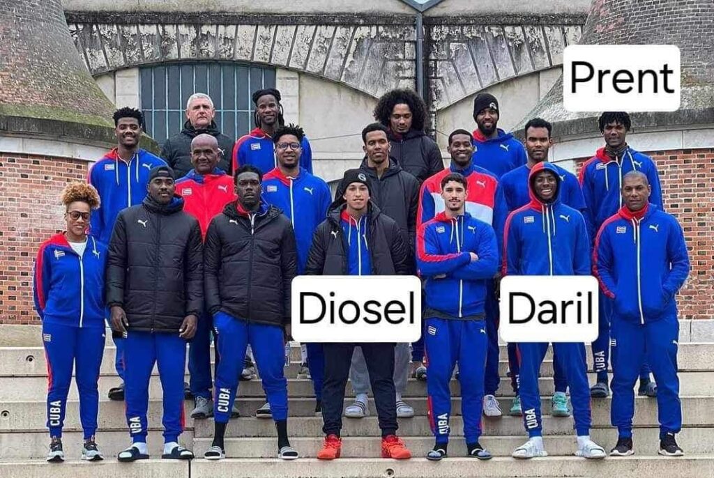 Equipo deportivo en uniformes azules posa en escaleras