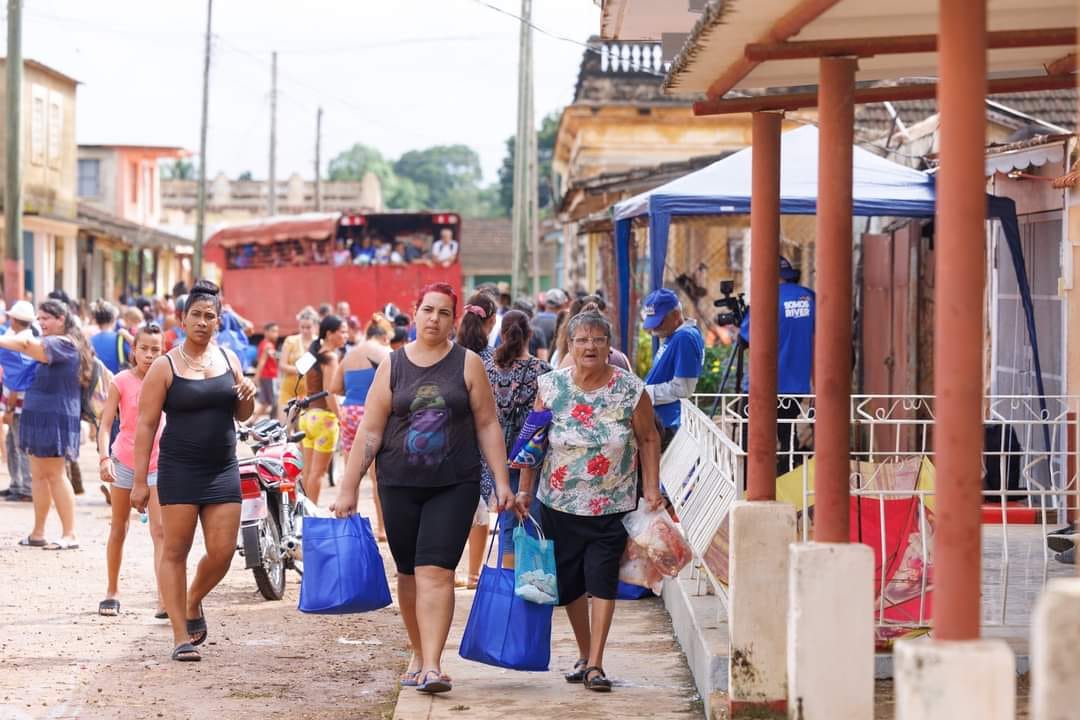 Personas comprando en calle de mercado urbano