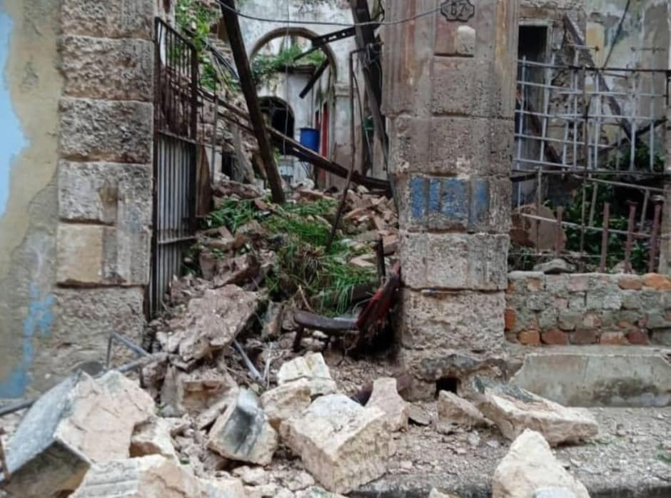 Ruinas de edificio abandonado con escombros visibles