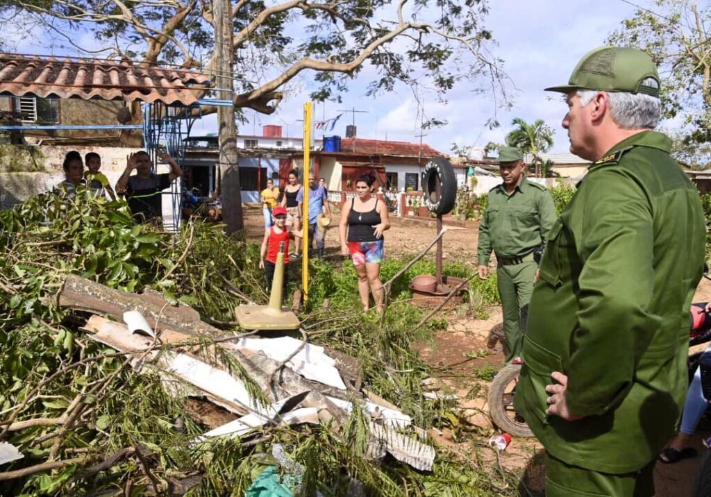 Oficiales inspeccionan daños tras tormenta en pueblo