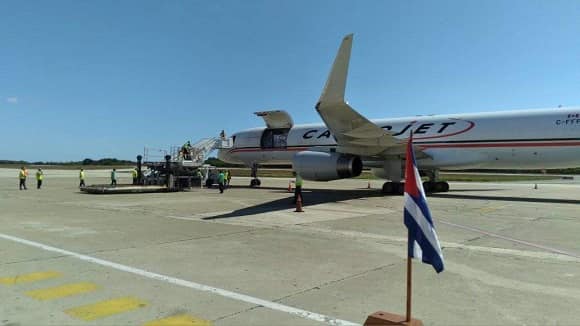Avión Cargojet en pista con trabajadores